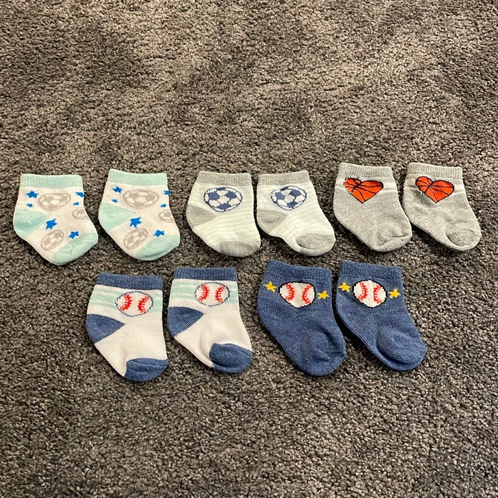 💫bundle of 5💫 Newborn sports themed socks from carters
